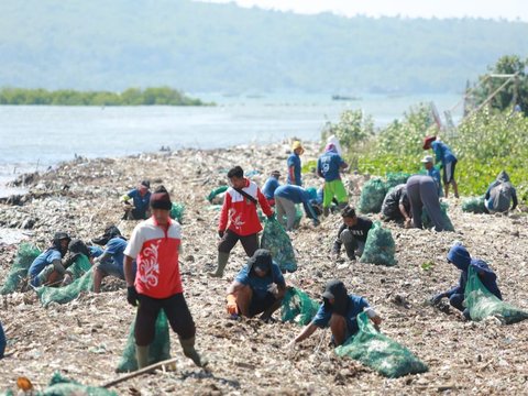 Pemkab dan Sungai Watch Gelar Aksi Big Clean Up di Pantai Muncar Banyuwangi