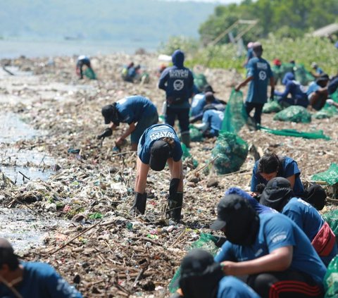 Pemkab dan Sungai Watch Gelar Aksi Big Clean Up di Pantai Muncar Banyuwangi