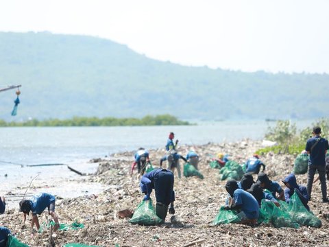 Pemkab dan Sungai Watch Gelar Aksi Big Clean Up di Pantai Muncar Banyuwangi