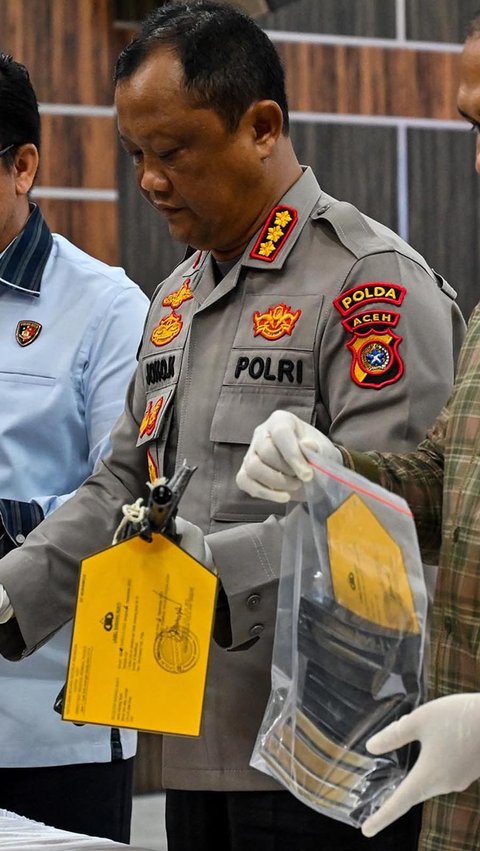 "Ada tokoh masyarakat namanya minta dirahasiakan, di Pidie yang dengan kesadaran sendiri menyerahkan 2 pucuk senpi laras panjang jenis M-16," <br>kata Dirreskrimsus Polda Aceh Kombes Winardy, Rabu (6/9).