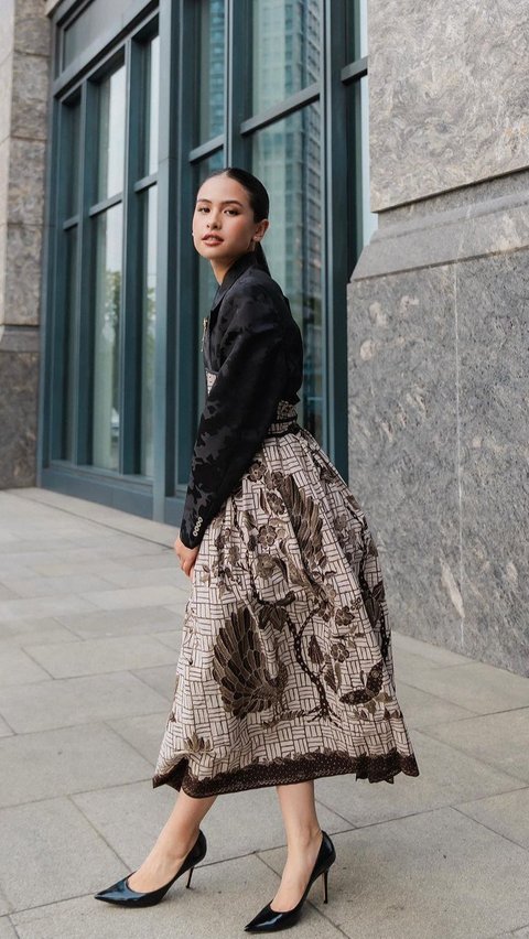 6 Potret Maudy Ayunda in Hanbok Batik, a Combination of Traditional Fabric and Modern Style