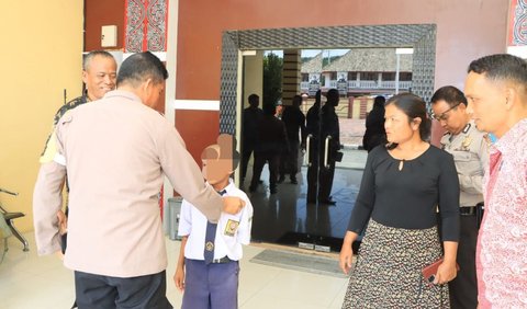 Seorang pelajar berinisial JS di Sekolah Menengah Pertama (SMP) Negeri 1 Sianjur Mula-mula, Kabupaten Samosir, Sumatera Utara, viral usai rambutnya dipotong tak wajar oleh guru olahraga yakni JT.