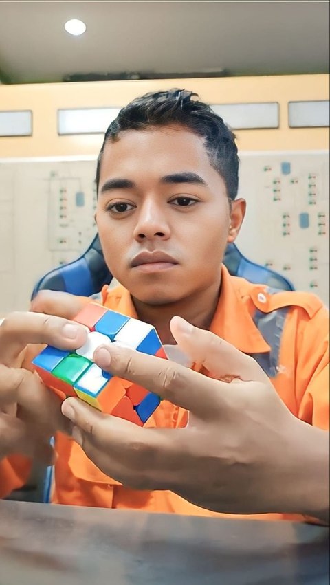 Heboh `Reza Arap` Becomes an Expert Rubik's Cube Player as an Employee of PLTU, His True Figure is Shocking