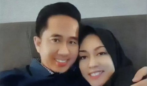 Warganet dihebohkan dengan foto-foto Plt Bupati Muara Enim Ahmad Usmarwi Kaffah yang mesra dengan seorang wanita diduga bukan istrinya.