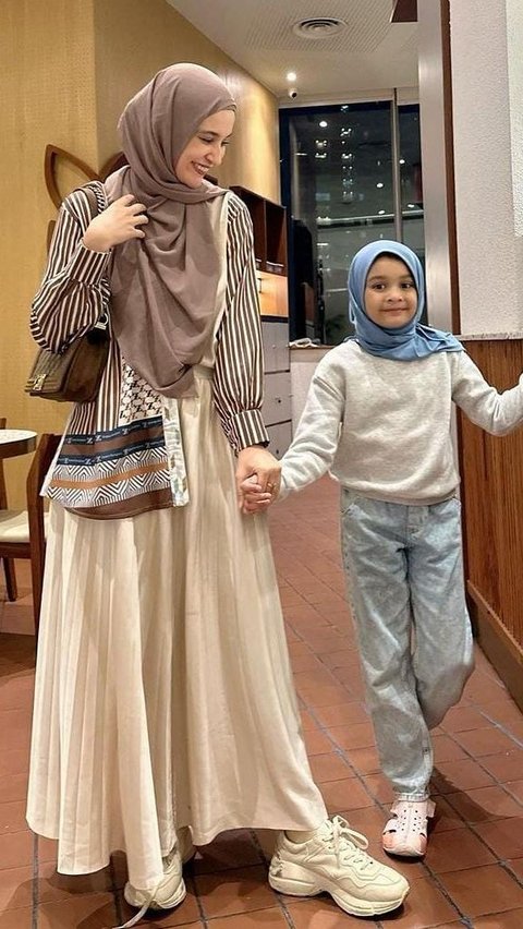 Cantik 11 12 Kayak Kembar, Potret Shireen dan Sang Putri yang Tampil Manglingi Pakai Hijab