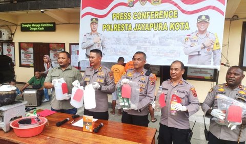 Polresta Jayapura Kota resmi menetapkan 3 orang sebagai tersangka meninggalnya 4 orang akibat mengkonsumsi minuman keras (Miras) oplosan. 