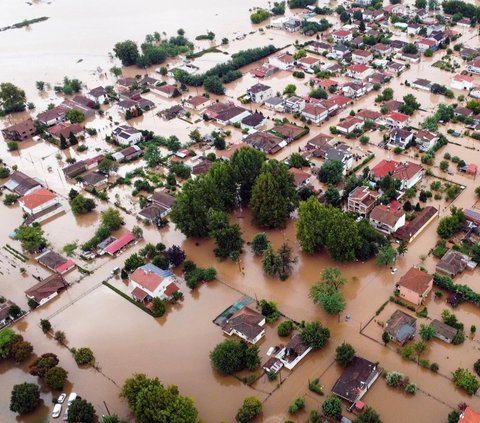 Terjangan Badai Daniel membawa hujan tanpa henti yang mengguyur bagian tengah Yunani, pada Selasa (5/9/2023). Akibatnya, bencana tanah longsor dan banjir dahsyat pun terjadi di sejumlah kota di wilayah tersebut.