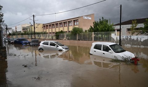 “Kemarin curah hujan sangat deras, belum pernah terjadi sebelumnya. Selama 24 jam nonstop dan banyak air, jumlah airnya luar biasa,” kata seorang warga di Volos, Vasilis Batsios (44).<br>
