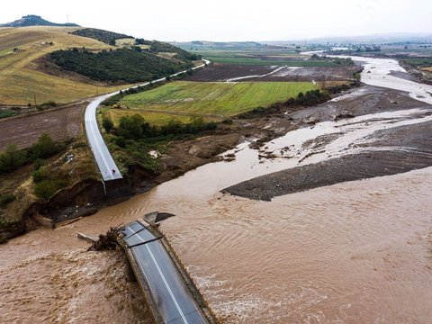 FOTO: Banjir Dahsyat Terjang Yunani: Hancurkan Jembatan, Mobil-Mobil hingga Pembangkit Listrik