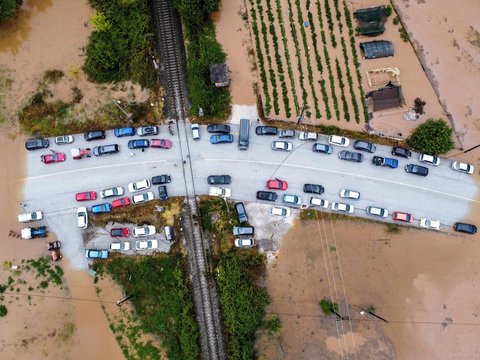 FOTO: Banjir Dahsyat Terjang Yunani: Hancurkan Jembatan, Mobil-Mobil hingga Pembangkit Listrik