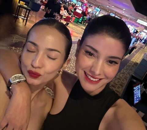 Duo Cantik Gak Kaleng-kaleng, Potret Enzy Storia dan Medina Dina Liburan Bareng di Amerika