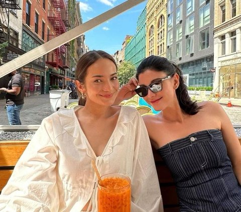 Duo Cantik Gak Kaleng-kaleng, Potret Enzy Storia dan Medina Dina Liburan Bareng di Amerika