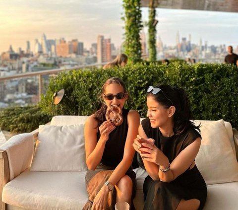 Duo Cantik Gak Kaleng-kaleng, Potret Enzy Storia dan Medina Dina Liburan Bareng di Amerika