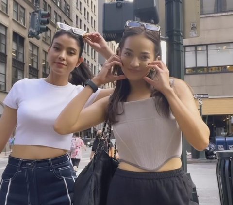 Duo Cantik Gak Kaleng-kaleng, Potret Enzy Storia dan Medina Dina Liburan Bareng di Amerika