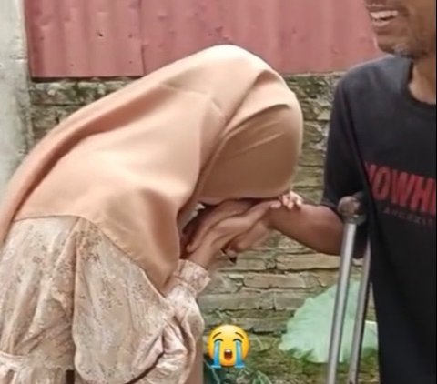 Tak Pernah Jumpa Sejak Lahir hingga Usia 23 Tahun, Wanita Ini Nangis saat Lihat Kondisi dan Rumah Sang Ayah