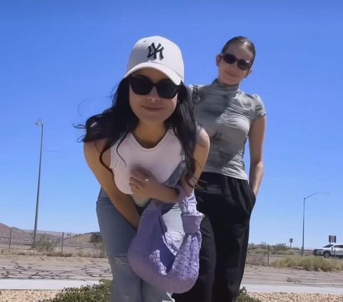 Duo Cantik Gak Kaleng-kaleng, Potret Enzy Storia dan Medina Dina Liburan Bareng di Amerika