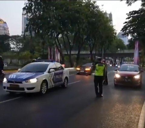 Dirlantas Polda Metro Jaya, Kombes Pol Latif Usman pun angkat bicara atas peristiwa itu. Dia mengatakan polisi yang berada di dalam mobil Patwal itu adalah anggotanya. Menurutnya peristiwa itu terjadi Rabu (6/9) sore.