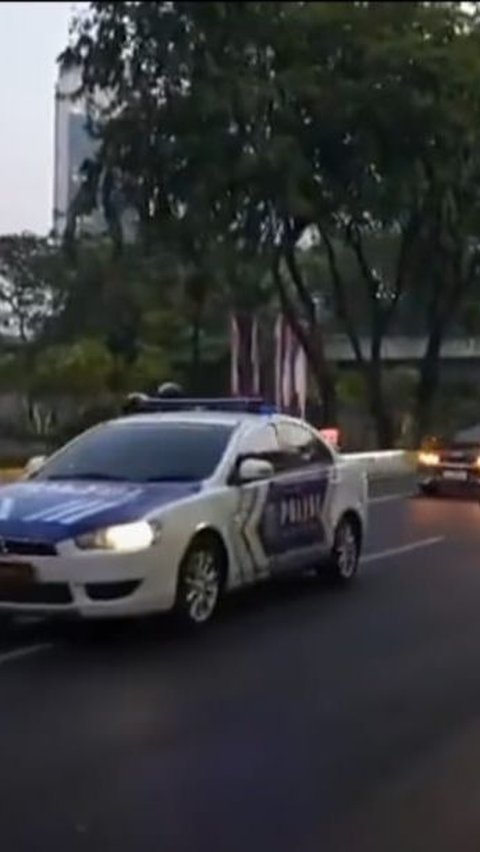 Meski terjadi insiden tersebut, anggota polisi di mobil Patwal itu tak dikenakan sanksi. Sebab kejadian itu hanya kesalahan di lapangan yang tidak berakibat fatal atau kecelakaan.