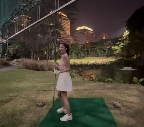 Potret Keren Azizah Salsha Main Golf, Netizen Malah Bahas Soal Rumah Tangganya dengan Pratama Arhan