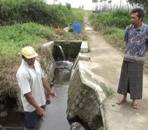 Heboh Temuan Belasan Alquran Dibungkus Kain di Saluran Irigasi Lereng Gunung Semeru