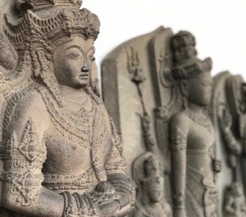 Arca Ardhanari yang ditemukan di Rawapulu, Surabaya bentuknya unik yakni setengah pria dan setengah wanita. Konon wujud itu merupakan representasi persatuan dewa Siwa dan dewi Parwati.