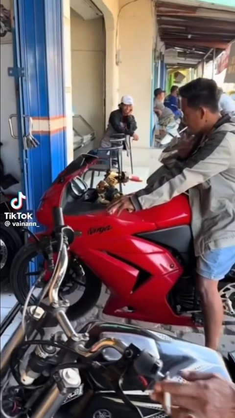 Viral Seorang Anak Laki-Laki Minta Motor Sport pada Bapaknya, Tuai Kritik Warganet