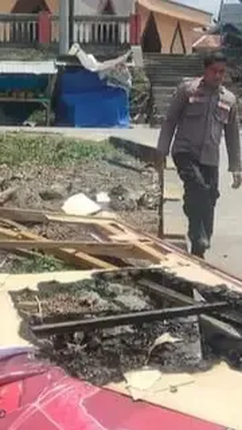 Kronologi Polisi Mabuk Bakar Baliho Bergambar Jokowi & Ganjar di Buton Tengah