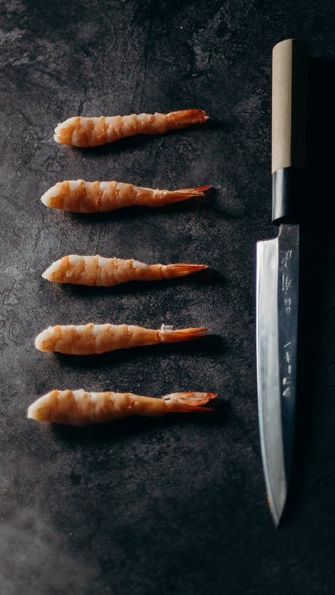 Namun, perlu diingat bahwa beberapa jenis seafood, terutama ikan dan kerang, mengandung merkuri, jadi pilihlah dengan hati-hati. Untuk menjaga kesehatan, Anda bisa mengolah makanan laut ini dengan cara direbus, dikukus, atau ditumis dengan sedikit minyak.