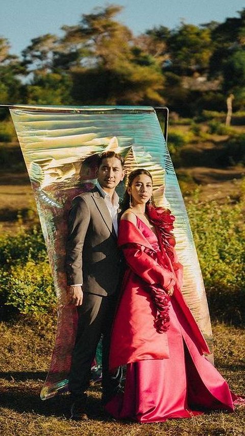 Seperti inilah salah satu potret prewedding Adinda Thomas dan Raka Akmal yang kini menjadi sorotan publik. Keduanya tampil gagah dan cantik saat melakukan sesi pemotretan..