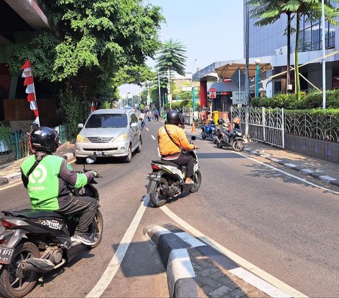 Tak Ada Polisi, Pengendara Makin Banyak Lawan Arah di Flyover Slipi