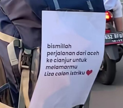 “Bismillah, perjalanan dari Aceh ke Cianjur untuk melamarmu Liza calon istriku” tulis seorang laki-laki bermotor yang menempelkan kertas tersebut di tasnya.