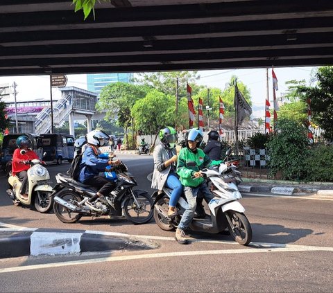 Tak Ada Polisi, Pengendara Makin Banyak Lawan Arah di Flyover Slipi