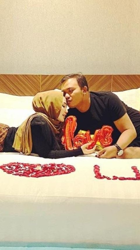 Suami Luluk Nuril merupakan sosok yang memiliki jiwa romantis. Hal tersebut terlihat dari uanggahan di Instagramnya. Ia terlihat sedang mencium kening Luluk Nuril.<br>