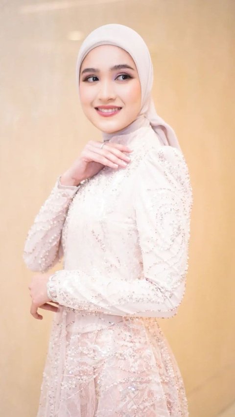 Cut Syifa mengenakan kebaya modern berwarna baby pink yang merupakan karya dari Dimas Singgih, dengan tambahan bawahan kain songket yang serasi.