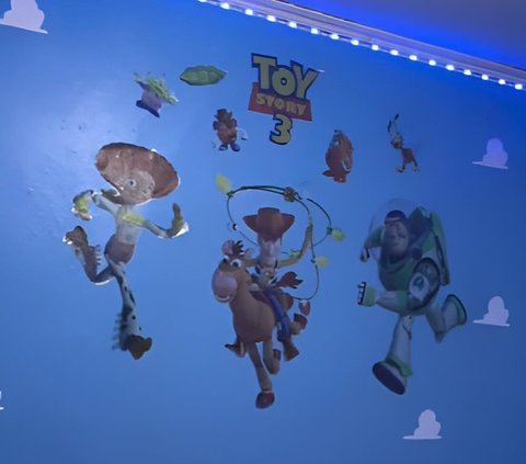 Let's Spend a Month's Salary to Make Over a Shabby Room into a Toy Story-themed Room, the Result is Super Cute and Adorable