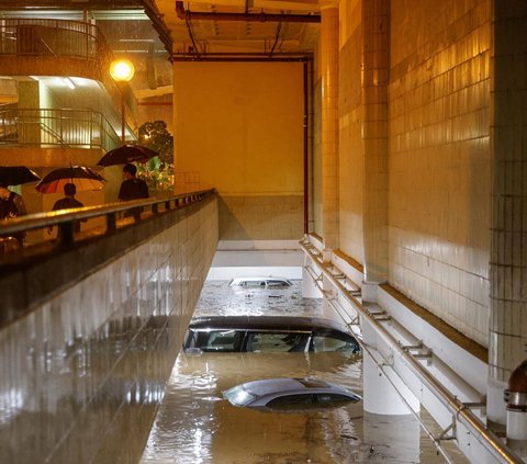 FOTO: Begini Parahnya Banjir di Hong Kong, Mal hingga Stasiun Kereta Terendam