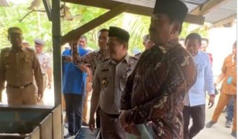 Kedatangan Hadi itu bertujuan untuk memberikan sertifikat tanah kepada warga.