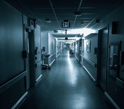 Horror Story of Doctor and Security Guard Running in Fear After Inspecting Locked Mysterious Women's Room