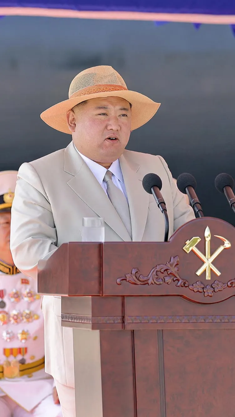 FOTO: Luncurkan Kapal Selam Bersenjata Nuklir, Kim Jong-un Bergaya Mirip Luffy One Piece