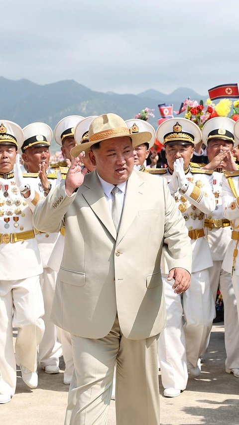 Menariknya, pada momen peluncuran kapal selam nuklir tersebut, Kim Jong-un terlihat memakai topi mirip punya Monkey D. Luffy, karakter utama di serial manga dan anime One Piece.