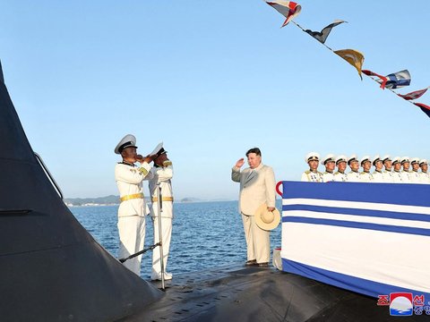 FOTO: Luncurkan Kapal Selam Bersenjata Nuklir, Kim Jong-un Bergaya Mirip Luffy One Piece