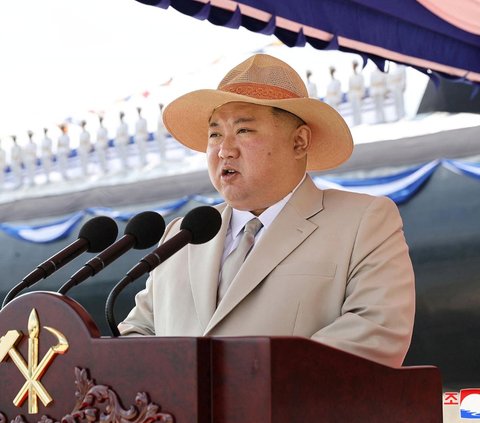 FOTO: Luncurkan Kapal Selam Bersenjata Nuklir, Kim Jong-un Bergaya Mirip Luffy One Piece