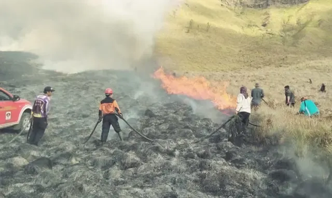 Emosi Liat Bukit Teletubbies Kebakaran, Fotografer Ini Ajarkan Foto Prewed Tak Berisiko Tapi Cuan Dapat