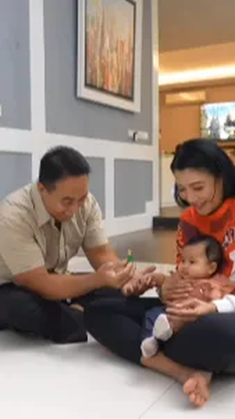 Jenderal TNI Lesehan Main dengan Cucu