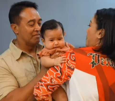 Momen Santai Eks Panglima TNI Lesehan di Rumah Main Bareng Cucu, Wajah si Kecil jadi Sorotan