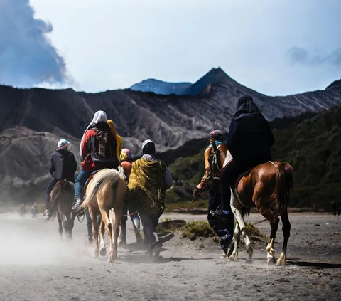 Heboh Kebakaran Karena Prewed, Ini Cara Izin Resmi Foto Nikah di Gunung Bromo