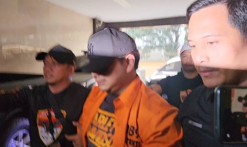 Dito Mahendra Tiba di Bareskrim, Tangan Diborgol dan Tutupi Wajah dengan Topi