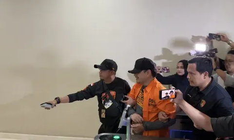 Dito Mahendra Tiba di Bareskrim, Tangan Diborgol dan Tutupi Wajah dengan Topi