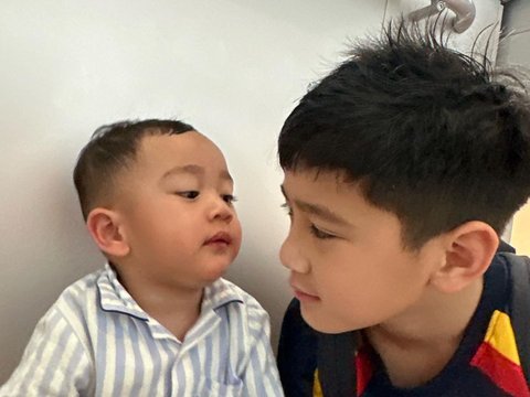Cute! 10 Foto Terbaru Duo Pangeran Andara Rafathar dan Rayyanza, Netizen 'Makin Hari Makin Menggemaskan'