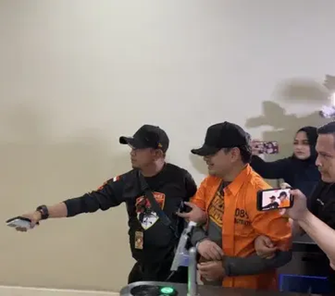 Tersangka kasus kepemilikan senjata api (senpi) ilegal, Mahendra Dito Sampurna alias Dito Mahendra dibawa ke Bareskrim Polri. Dia menyatakan akan mengungkap fakta atas penangkapannya.<br>